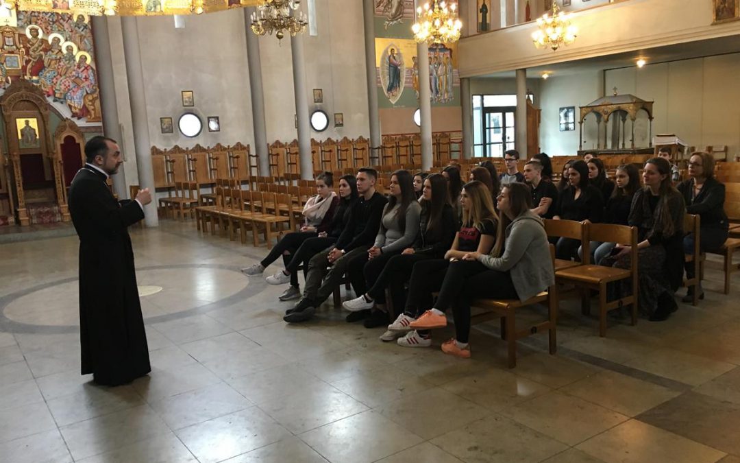 Orthodoxe Schüler besuchen Allerheiligen-Kirche in München